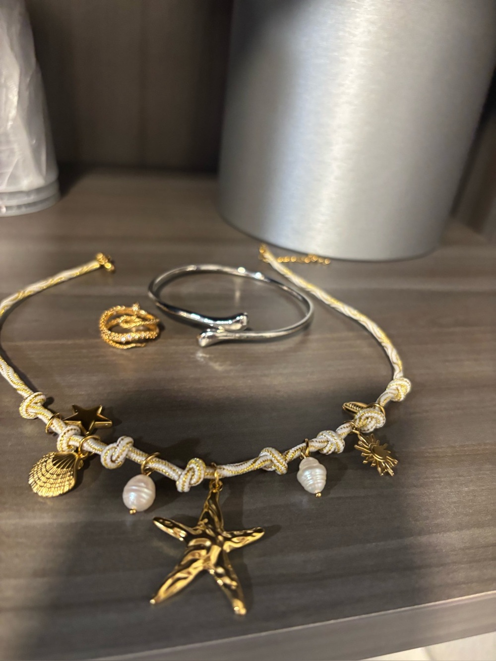JEWLERY set. (Kendra Scott, EDIKTED, boutique.)